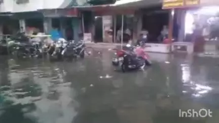 आगरा: स्मार्ट सिटी के दावों को पहली बारिश ने धोया, सड़क जलमग्न, बिजलीघर चौराहे पर भरा पानी, पानी में बंद पड़े वाहन