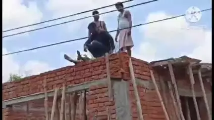 बगहा: बगहा में बिजली की चपेट में आने से एक मजदूर की मौत