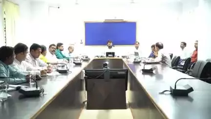 जशपुर: जशपुर कलेक्टर रोहित व्यास ने राजस्व न्यायालयों में आवेदनों की शीघ्र ऑनलाइन एंट्री करने का दिया निर्देश