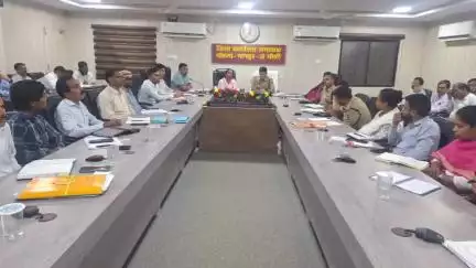 कलेक्ट्रेट में कलेक्टर और पुलिस अधीक्षक ने बाढ़ आपदा प्रबंधन समिति की बैठक ली