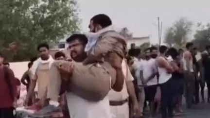 मलसीसर: बिसाऊ में कंडक्टर सीट में फंसे परिचालक को बाहर निकालकर गोद में उठाकर ले जाते पूर्व पार्षद का वीडियो हुआ वायरल