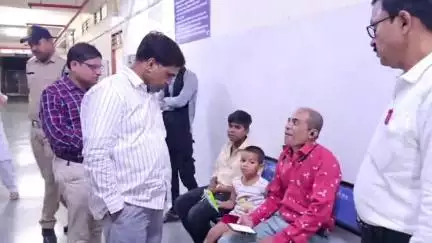 बैतूल नगर: जिला अस्पताल में गंदगी देखकर बैतूल कलेक्टर भड़के, सुपरवाइजर से कहा- सफाई नहीं हुई तो शर्ट से साफ करवाऊंगा