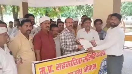 करेली: ग्राम डोभी में राशन विक्रेता से मारपीट, सरकारी संपत्ति को नुकसान, DM-SP को सौंपा ज्ञापन