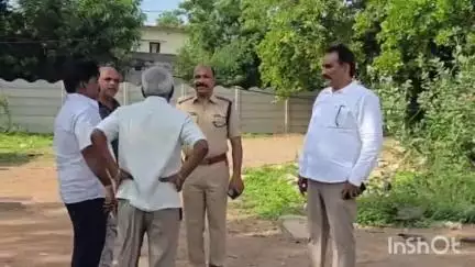 అదిలాబాద్ అర్బన్: ఆదిలాబాద్ లోని భూములను కబ్జా చేసిన కేసులో ఐదురుగురిపై కేసు నమోదు ఒకరి అరెస్టు డిఎస్పీ జీవన్ రెడ్డి వెల్లడి