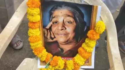 భీమవరం: భీమవరంలోని క్విట్ ఇండియా స్థూపం వద్ద మంగళవారం చిలకమర్తి లక్ష్మీనరసింహం, ఝాన్సీ లక్ష్మీబాయి వర్ధంతి కార్యక్రమం