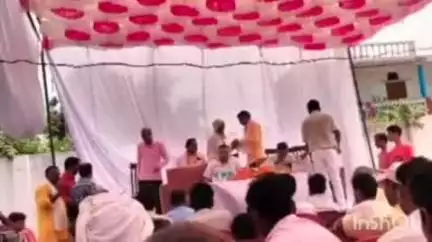 नानपारा: महेशपुर गांव में विधायक प्रतिनिधि ने चौपाल लगाकर सुनी लोगों की समस्याएं