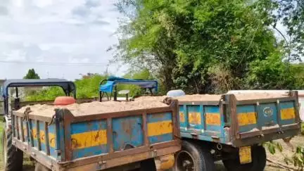 बालाघाट: ग्राम रामपायली में चंदन नदी से अवैध रेत खनन करने के मामले में पुलिस ने दो ट्रैक्टर-ट्रॉलियों की ज़ब्त