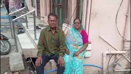 रतलाम नगर: शहर के पैलेस रोड पर हुई सड़क खुदाई से यहां के रहवासियों में आक्रोश।  गृहमंत्री के घर के बाहर महिला का धरना। #jansamasya