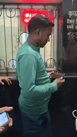 rajkharsawan railway station ki badi lapawahi train aane ke time counter khali chode ke nasta karne jate hai staff