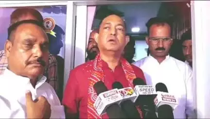 महिदपुर: विधानसभा महिदपुर पहुंचे पर्यवेक्षक नदीम जावेद का राष्ट्रीय गुजराती बलाई समाज कार्यालय में हुआ स्वागत