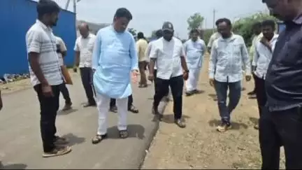 ಸಿಂದಗಿ: ಪಟ್ಟಣದ ಕೈಗಾರಿಕಾ ಪ್ರದೇಶಕ್ಕೆ ಭೇಟಿ ನೀಡಿ ಗುಣಮಟ್ಟದ ರಸ್ತೆ ಕಾಮಗಾರಿ ಪರಿಶೀಲನೆ ನಡೆಸಿದ ಶಾಸಕ ಅಶೋಕ ಮನಗೂಳಿ