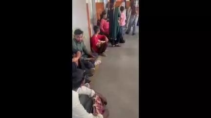 पांवटा साहिब: पांवटा साहिब अस्पताल में बदहाली, ज़मीन पर बैठने को मजबूर मरीज़, स्टाफ की कमी से स्वास्थ्य सेवाएं चरमराईं