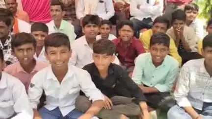 नांदेड: पावडेवाडी येथील निवासी शाळा बंद झाल्याने 150 विद्यार्थी व पालकाने समाज कल्याण ऑफिस समोर आमरण  उपोषण सुरू