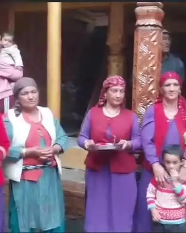 करसोग: महोग में श्रीनाग च्वासी देवता के पावन प्राकट्य-दिवस पर पौधारोपण करते हुए पर्यावरण सुरक्षित करने का दिया संदेश