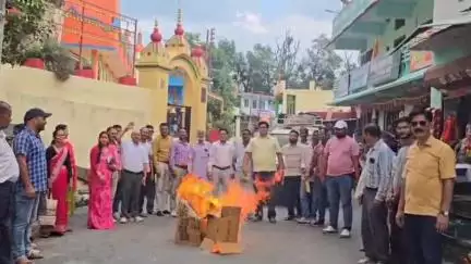 कांडा: चार धाम में हो रहे हेलिकॉप्टर हादसों पर भाजपा प्रदेश प्रभारी की अनर्गल बयानबाजी पर कांग्रेस ने कांडा में पूतला दहन किया