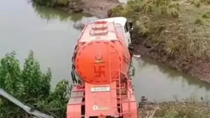 कोटर: सड़क से 40 फीट नीचे खाई में गिरा बल्कर, चालक और परिचालक सुरक्षित