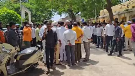 वैजापूर: खंडाळा येथे झेंड्याची विटंबना,समाजकंटकांवर गुन्हे दाखल करा ग्रामस्थांची पोलिसांना मागणी,पोलिस ठाण्यात दिले निवेदन