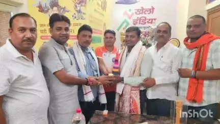 बेगूसराय: कार्यालय कक्ष में नव-पदस्थापित जिला खेल पदाधिकारी से खेल महासंघ के शिष्टमंडल ने की भेंट