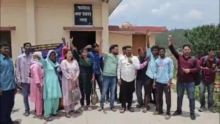 गरुड़: नगर पंचायत गरूड़ के एक बहुकार्मिक को हटाने पर अन्य कार्मिकों ने किया प्रदर्शन, सफाई व्यवस्था रोकी