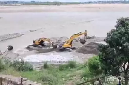 हरिद्वार: चंडी घाट क्षेत्र में तटबंधों की मरम्मत के नाम पर गंगा की नील धारा में अवैध खनन, वीडियो हुआ वायरल
