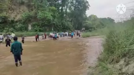 बगहा: बगहा में मानसून की पहली बारिश से बढ़ीं मुश्किलें, उफनती नदी में फंसे लोग