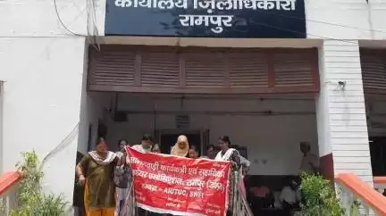 रामपुर: जिले की आंगनबाड़ी बहनों ने जिलाधिकारी के यहां पुराने मोबाइल व इंटरनेट की दिक्कतों को लेकर दम से की शिकायत