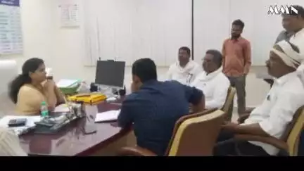 वर्धा: विद्युत कनेक्शनऐवजी सोलर पंपाची सक्ती : शेतकऱ्यांवर अन्याय थांबवा : किसान अधिकार अभियानचे जिल्हाधिकारी यांना निवेदन