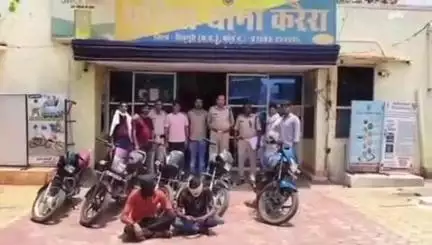 करेरा: करैरा पुलिस ने लंगूरी के पास से चोरी की 5 मोटरसाइकिलें बरामद कर 2 शातिर चोरों को गिरफ्तार किया
