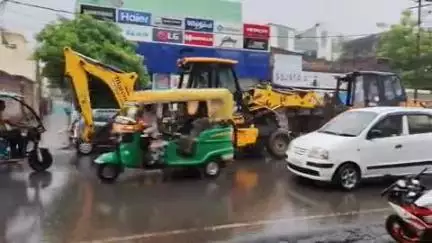 इटावा: सदर इलाके में भीषण गर्मी और उमस से बेहाल आम जनमानस एवं बेजुबान पशु-पक्षियों को देर शाम शुरू हुई बारिश ने पहुंचाई राहत