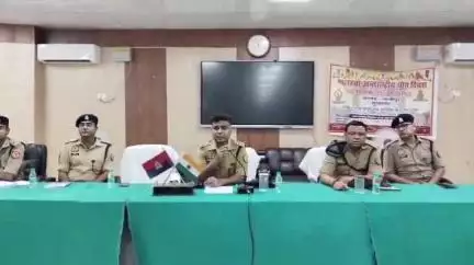 सेवराई: गाजीपुर पुलिस लाइन में नव चयनित आरक्षियों को SP ने दी शुभकामनाएं, प्रशिक्षण के अनुशासन व सोशल मीडिया नीति पर दिए निर्देश