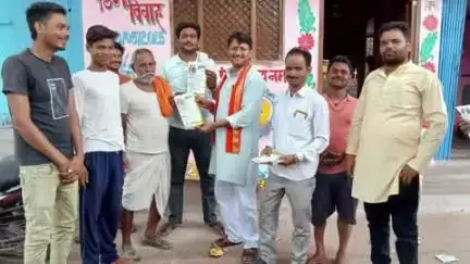 छतरपुर: मोदी सरकार के 11 वर्ष पूरे होने पर निवारी मंडल अध्यक्ष ने बांटे पत्रक, ग्रामीणों को योजनाओं की जानकारी दी