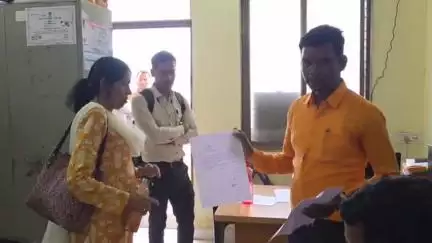 कोंडागांव: कुकाड़ गारकापाल के ग्रामवासियों ने पुराने प्रधान पाठक की वापसी की मांग की, जिला शिक्षा अधिकारी को सौंपा आवेदन
