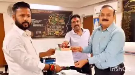 रामगढ़: CCL बरकाकाना कॉलोनी में बदहाल सफाई व्यवस्था, युवा मोर्चा ने महाप्रबंधक को सौंपा ज्ञापन