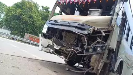 नवादा: नवादा में बस और टेलर की जोरदार टक्कर, दोनों वाहनों के उड़े परखच्चे, लोग बाल-बाल बचे
