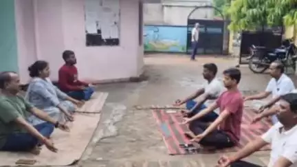 निचलौल: निचलौल नगर पंचायत कार्यालय परिसर में योग अभ्यास कार्यक्रम का आयोजन किया गया