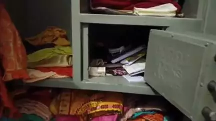 नारायणगंज: कालपी में घर से तीन लाख की चोरी और तोड़फोड़, चोरी के बाद धमकी, पुलिस में शिकायत दर्ज
