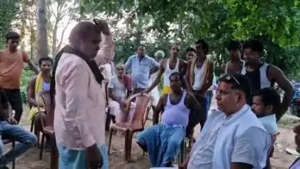 सारठ: पूर्व MLA रणधीर सिंह ने मिसराडीह व अमलाचातर के ग्रामीणों की समस्याएँ सुनीं, समाधान का दिया भरोसा, मुखिया भी थे मौजूद