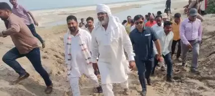 बस्ती: जल शक्ति मंत्री ने 33 करोड़ की लागत से बन रहे स्पर का किया निरीक्षण, दिए निर्देश