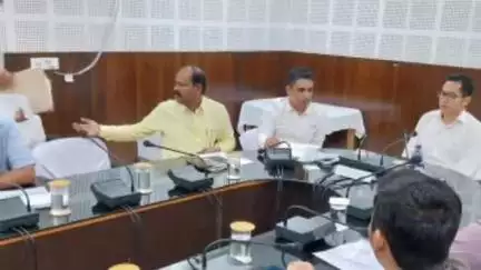 উদয়পুর: ডিএম গোমতী অফিসের কনফারেন্স হলে IGGL-এর একটি গুরুত্বপূর্ণ সভা অনুষ্ঠিত হয়। এই সভায় উপস্থিত ছিলেন জেলাশাসক (DM) গোমতী,