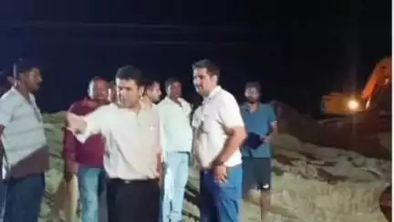 रुन्नी सैदपुर: रूनीसैदपुर कटौंझा पुल के वेंट में गाद सफाई कार्य का जिलाधिकारी ने किया निरीक्षण