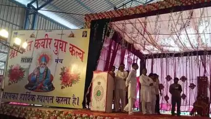 अनाज मंडी में आयोजित संत शिरोमणि कबीर दास जी जयंती समारोह में झाकियां पेश करते कलाकार