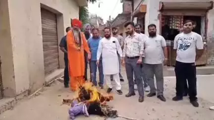 ਬਟਾਲਾ: ਬਟਾਲਾ ਵਿਖੇ ਇੰਟਰਨੈਸ਼ਨਲ ਐਂਟੀ ਟੈਰਰਿਸਟ ਫਰੰਟ ਦੇ ਮੁਖੀ ਗੁਰਸਿਮਰਨ ਸਿੰਘ ਮੰਡ ਨੇ ਅੰਮ੍ਰਿਤ ਪਾਲ ਮਹਿਰੋ ਅਤੇ ਸ਼ਹਿਜ਼ਾਦ ਭੱਟੀ ਦਾ ਪੁਤਲਾ ਫੂਕਿਆ