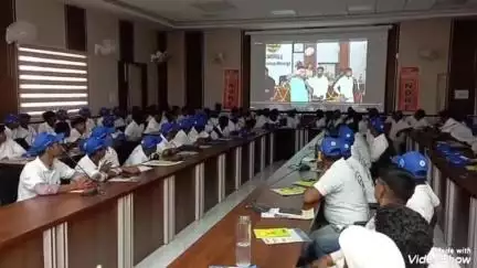 मिर्ज़ापुर: डब्ल्यूआईआईई के तत्वाधान में जलज डॉल्फिन सफारी द्वारा 125 नाविकों को जिला पंचायत सभागार में दिया गया प्रशिक्षण
