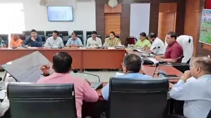 गौरीगंज: कलेक्ट्रेट में राष्ट्रीय ग्रामीण आजीविका मिशन के तहत मशीन संचालन के लिए महिलाओं को ट्रेनिंग देने के दिए गए निर्देश
