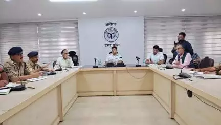 कोल: अलीगढ़ एयरपोर्ट पर मॉकड्रिल की तैयारी को लेकर कलेक्ट्रेट में आयोजित टेबल टॉप मीटिंग में की गई चर्चा