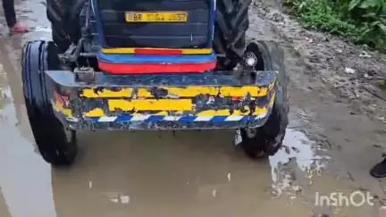 किशनगंज: दौला पंचायत के दौलाचौक में अवैध मिट्टी खुदाई करते दो ट्रैक्टर जब्त