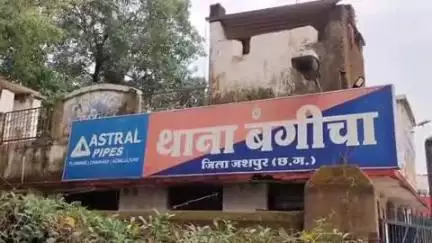 बगीचा: बगीचा थाना क्षेत्र में दो पक्षों के बीच हुआ विवाद, थाना के अंदर एक पक्ष के पालतू कुत्ते ने पुलिस को काटा