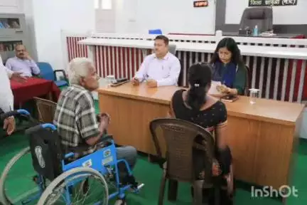 झाबुआ: झाबुआ में कलेक्टर ने जनसुनवाई ली, आवेदनों के तत्काल निपटारे के दिए निर्देश