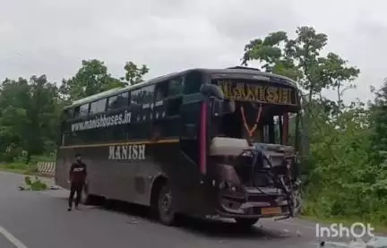 फरसगांव: NH 30 पर भैरव मंदिर के पास ट्रक के पीछे यात्री बस टकराई, बड़ी दुर्घटना टली, हेल्पर को आई मामूली चोट