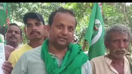 कोईलवर: बड़हरा के 'बेटा आपके द्वार' कार्यक्रम के तहत रघुपति यादव ज्ञानपुर गांव पहुंचे, घर-घर जाकर लोगों की समस्याएं सुनीं